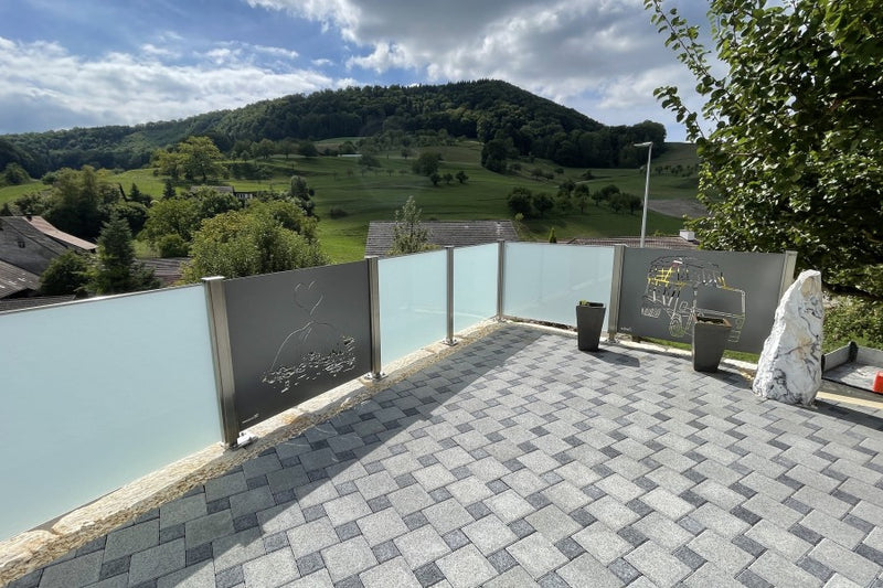 Geländer mit VSG-Milchglas und gelasertem Aluminium-Sujet – Ittenthal AG