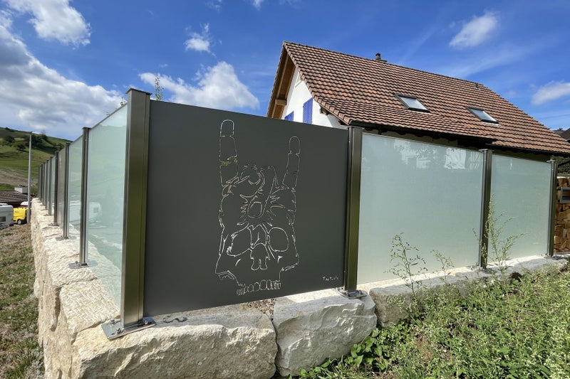 Geländer mit VSG-Milchglas und gelasertem Aluminium-Sujet – Ittenthal AG