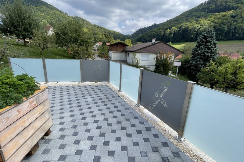 Geländer mit VSG-Milchglas und gelasertem Aluminium-Sujet – Ittenthal AG