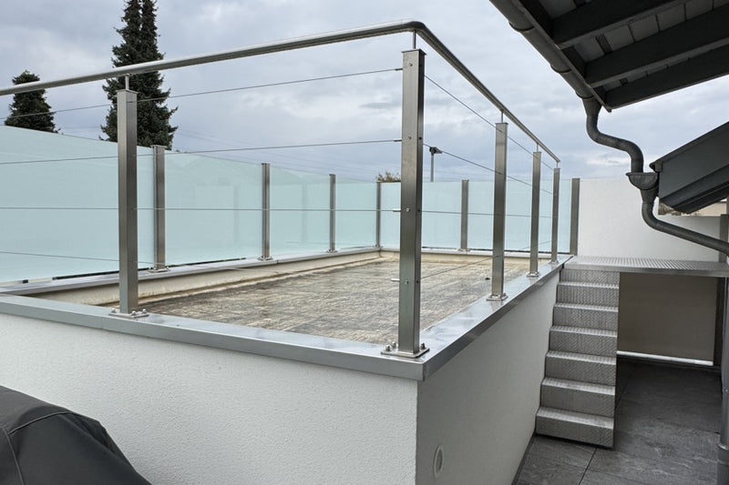 Spannseil- und Glasgeländer kombiniert, mit Handlauf, Podest und Treppenaufgang auf der Garagendecke
