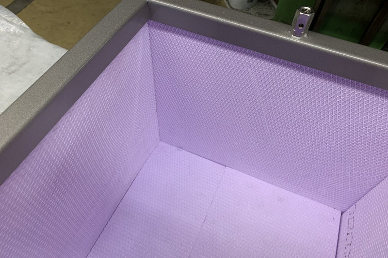 Pflanzentrog im Detail: Innenisolation mit Dämmplatten