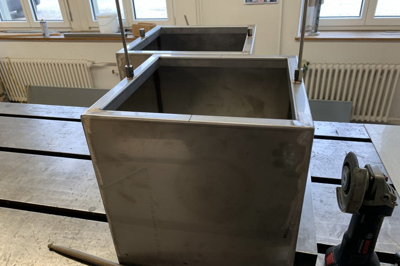 Pflanztröge aus Edelstahl mit Rankhilfe