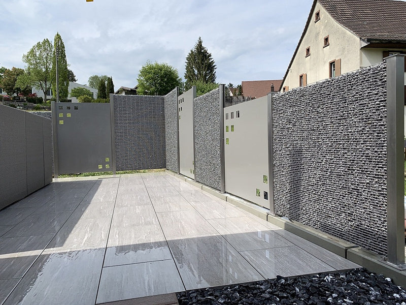 Steinkorb-Sichtschutz, kombiniert mit Aluminiumblech und gelasertem Sujet – Wegenstetten AG
