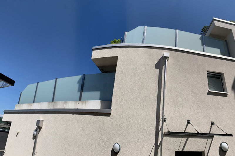 Sicht- und Windschutz aus VSG-Milchglas – Gebenstorf AG
