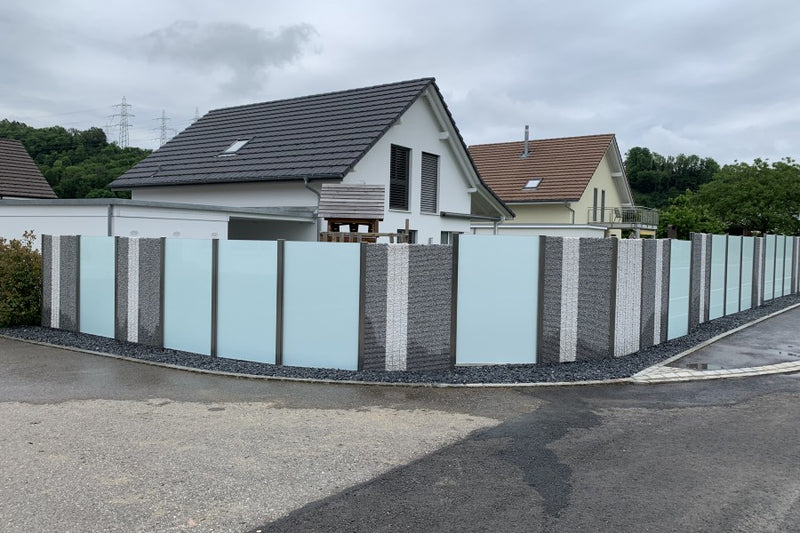 Sicht-, Wind- und Schallschutz aus Steinkörben und VSG-Milchglas – Kaisten AG