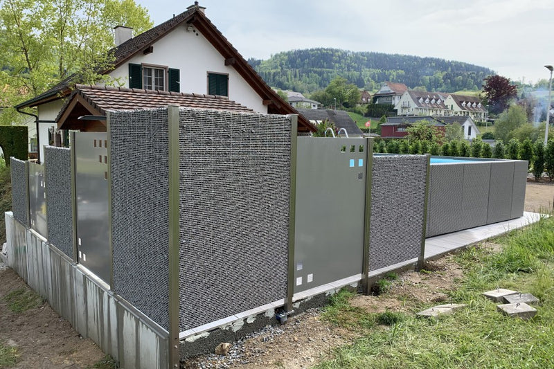 Steinkorb-Sichtschutz, kombiniert mit Aluminiumblech und gelasertem Sujet – Wegenstetten AG