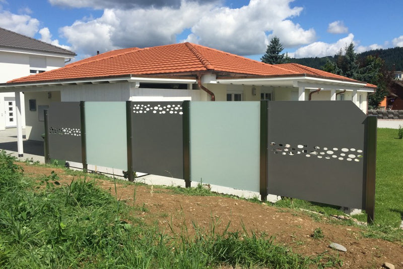 Sicht- und Windschutz aus VSG-Milchglas und Aluminiumblech mit gelasertem Sujet – Sisseln AG