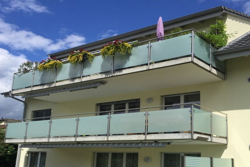 Sicht- und Windschutz aus VSG-Milchglas – Herznach AG