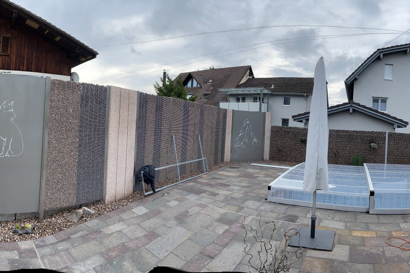 Sicht-, Wind- und Schallschutz aus Steinkörben und gelasertem Aluminiumblech, mit Warm-/Kaltwasser-Gartendusche – Eiken AG