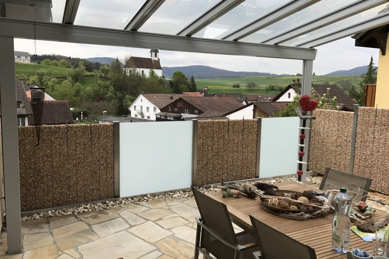 Sichtschutz und Absturzsicherung aus Steinkörben und VSG-Milchglas – Elfingen AG