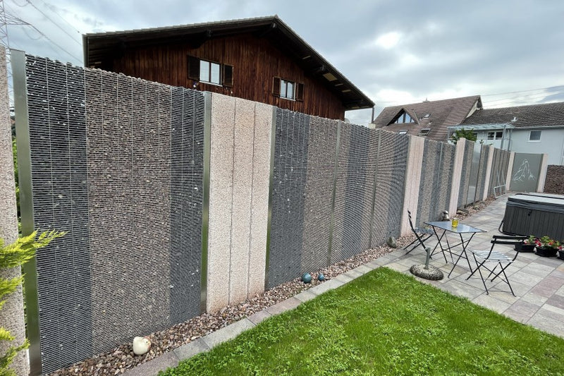 Sicht-, Wind- und Schallschutz aus Steinkörben und Aluminiumblech mit gelasertem Sujet – Eiken AG