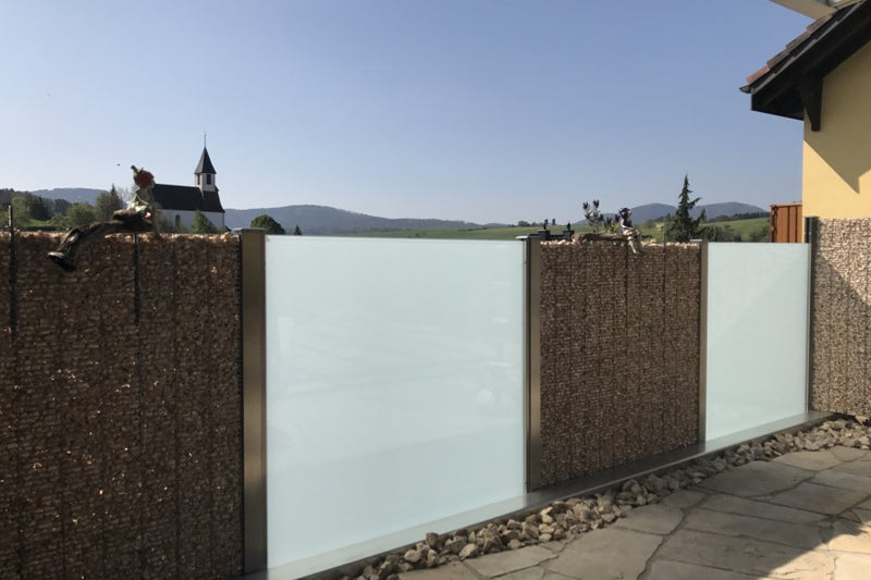 Sichtschutz und Absturzsicherung aus Steinkörben und VSG-Milchglas – Elfingen AG