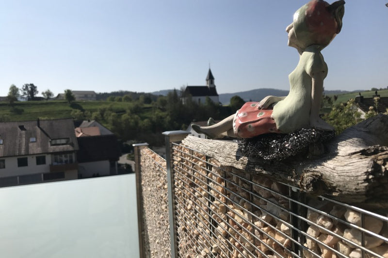 Sichtschutz und Absturzsicherung aus Steinkörben und VSG-Milchglas – Elfingen AG