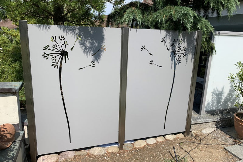 Sicht- und Windschutz aus gelasertem Aluminiumblech, pulverbeschichtet nach RAL