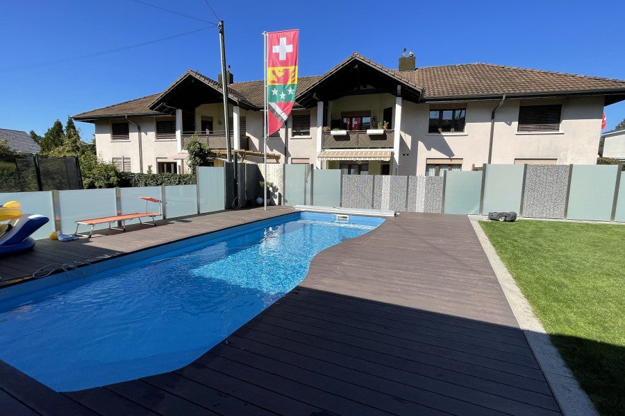 Sichtschutz aus Steinkörben und Milchglas am Pool