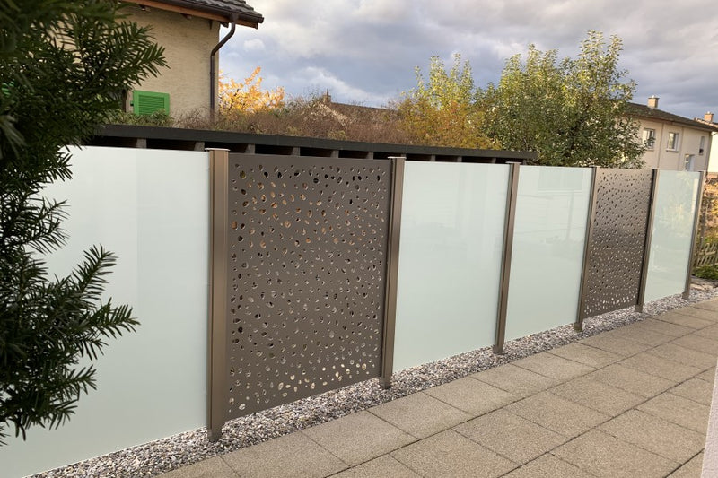 Sicht- und Windschutz aus VSG-Milchglas und Aluminiumblech mit gelasertem Sujet – Möhlin AG