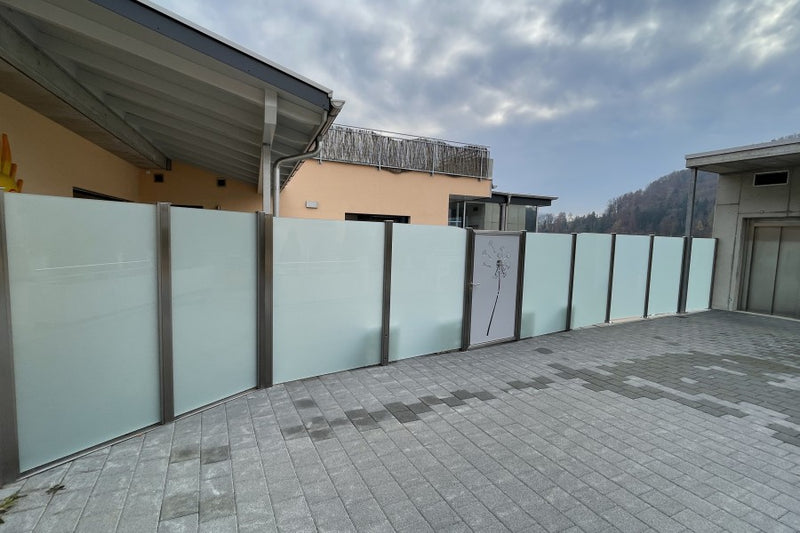Sicht- und Windschutz aus VSG-Milchglas mit Gartentüre aus gelasertem Aluminiumblech – Mettau AG