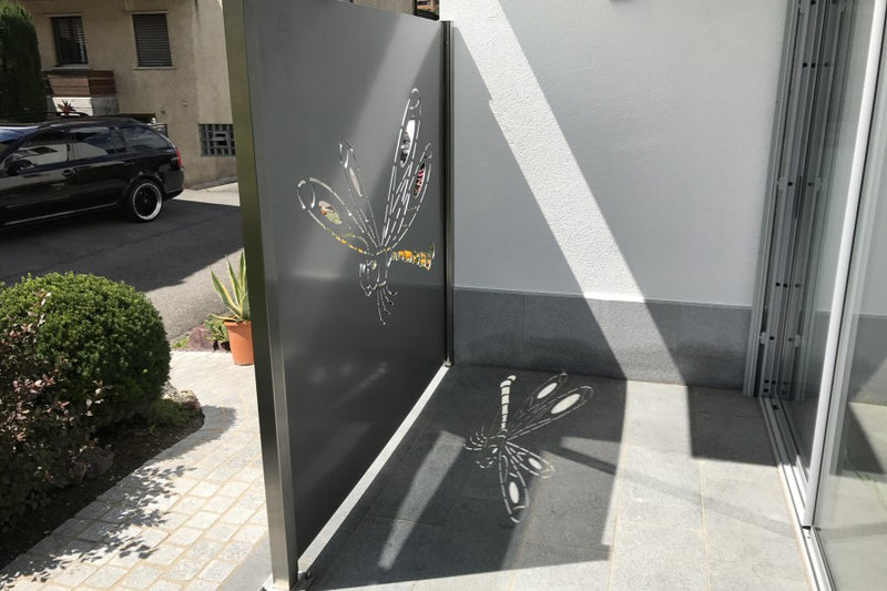 Sicht- und Windschutz aus Aluminiumblech mit gelasertem Sujet «Libelle» – Wangs SG