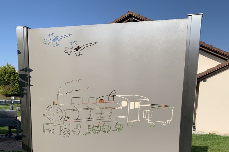 Sicht- und Windschutz aus Aluminiumblech mit gelasertem Sujet «F/A-18 und Lokomotive» – Laufenburg AG
