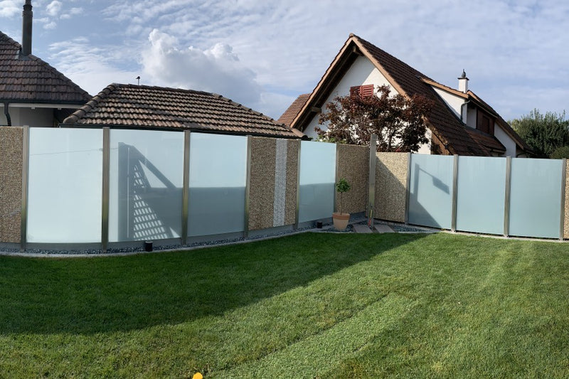 Sicht- und Windschutz aus Steinkörben und VSG-Milchglas, inklusive Gartendusche – Sisseln AG