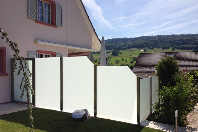 Sicht- und Windschutz aus VSG-Milchglas mit Gartentüre – Wegenstetten AG