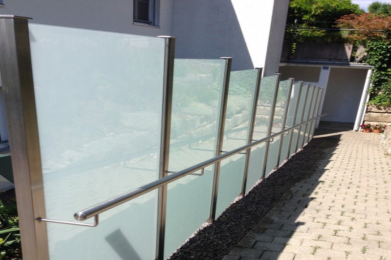 Sicht- und Windschutz aus VSG-Milchglas mit Handlauf – Buchs ZH