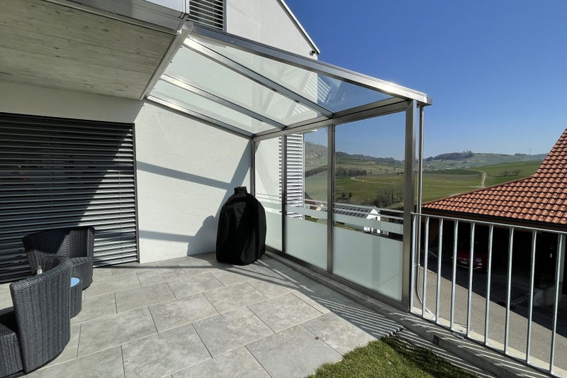 Sicht- und Windschutz mit Überdachung – Oberhofen AG
