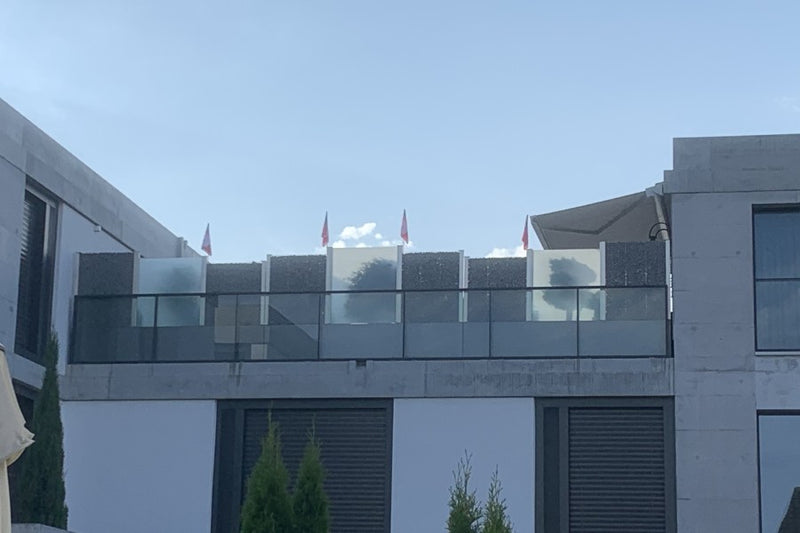 Sicht- und Windschutz aus Gabionen und VSG-Milchglas, montiert auf Hochbeeten – Wieden