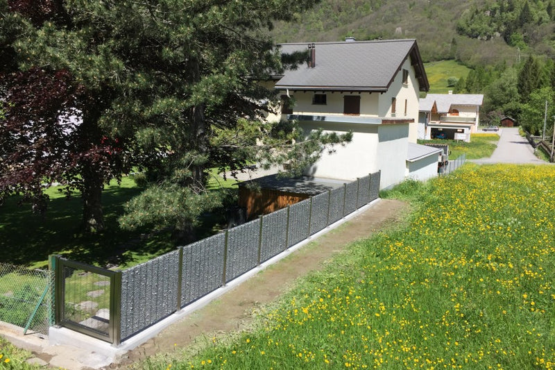 Sicht-, Windschutz und Absturzsicherung aus Gabionen mit Silbergranit-Füllung und Gartentüre – Vicosoprano GR