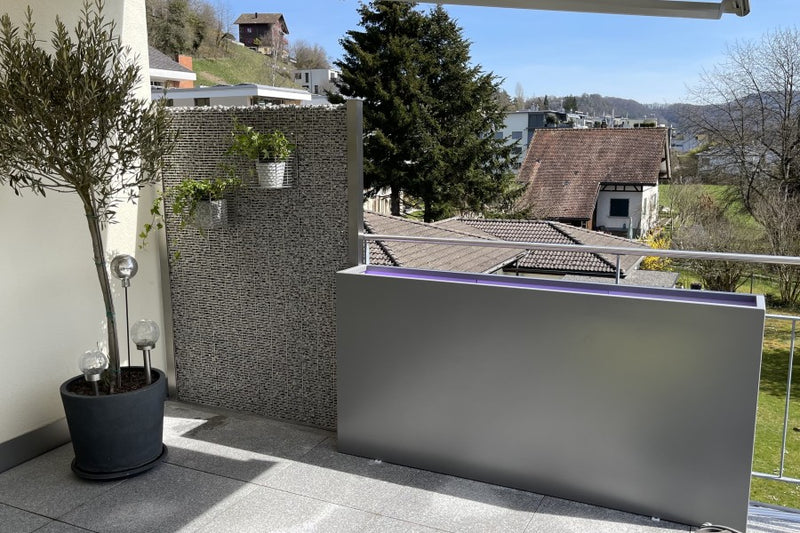 Sicht- und Windschutz aus VSG-Milchglas und Steinkörben, montiert auf einem Hochbeet – Eglisau ZH