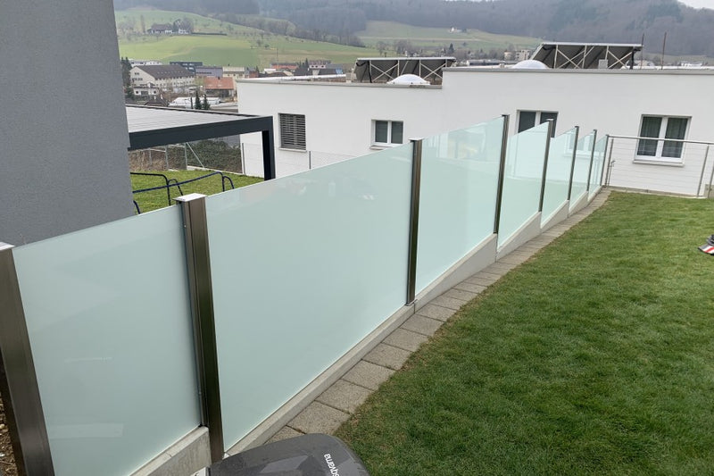 Sicht- und Windschutz aus VSG-Milchglas – Gelterkinden BL