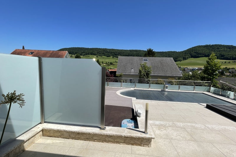 Sicht-, Windschutz und Absturzsicherung aus VSG-Milchglas – Wegenstetten AG