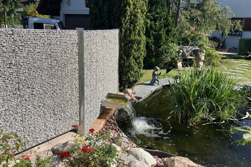 Sichtschutz mit integriertem Wasserfall für den Koiteich – Möhlin AG