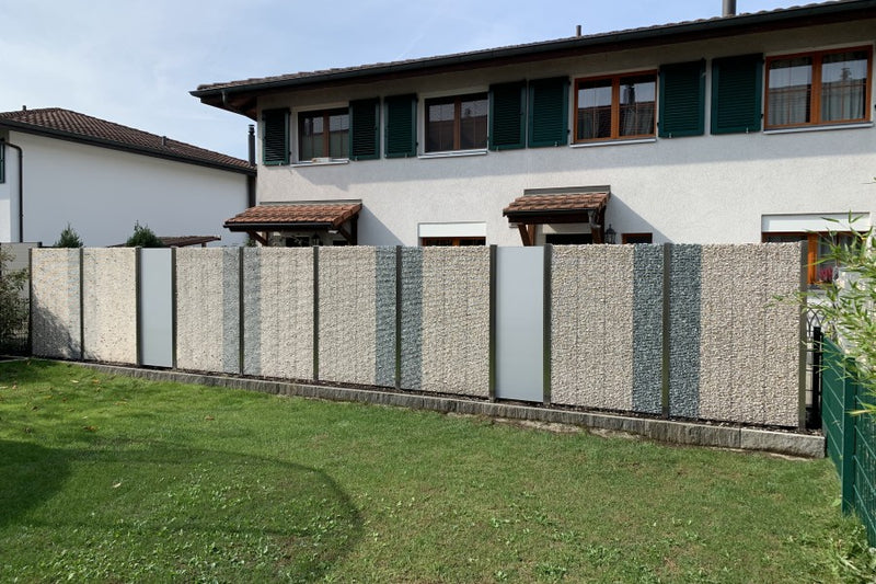 Sichtschutz aus Steinkörben und VSG-Milchglas – Möhlin AG