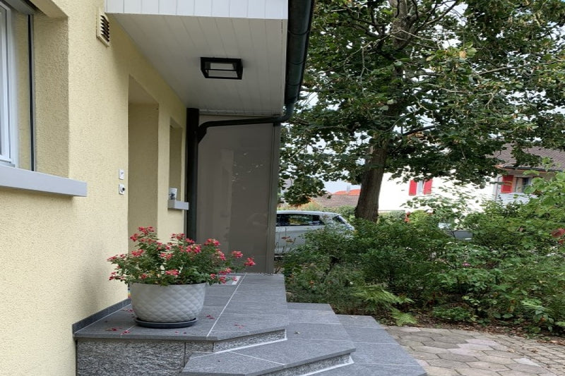 Sicht- und Windschutz aus braunem VSG-Glas, nach Mass – Möhlin AG