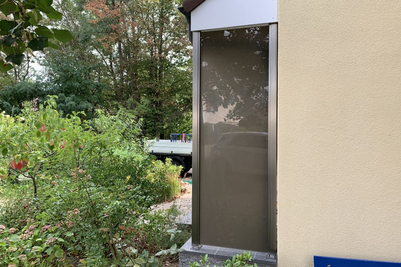 Sicht- und Windschutz aus braunem VSG-Glas, nach Mass – Möhlin AG