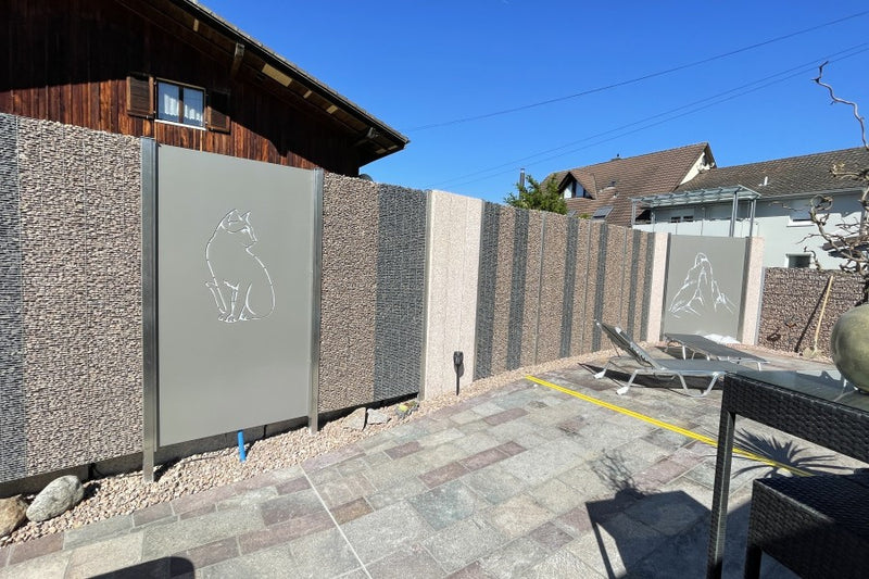 Sicht-, Wind- und Schallschutz aus Steinkörben und gelasertem Aluminiumblech, mit Warm-/Kaltwasser-Gartendusche – Eiken AG