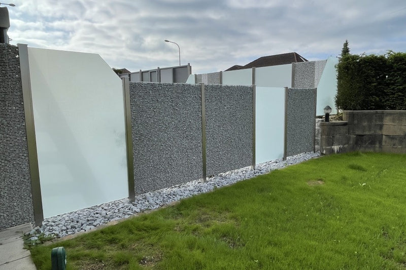 Sicht-, Wind- und Schallschutz aus Steinkörben und VSG-Milchglas – Sisseln AG