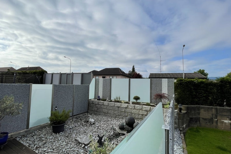Sicht-, Wind- und Schallschutz aus Steinkörben und VSG-Milchglas – Sisseln AG