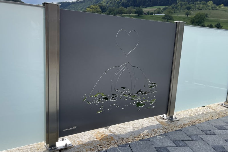 Sicht- und Windschutz aus VSG-Milchglas und Aluminiumblech mit gelasertem Sujet – Ittenthal AG
