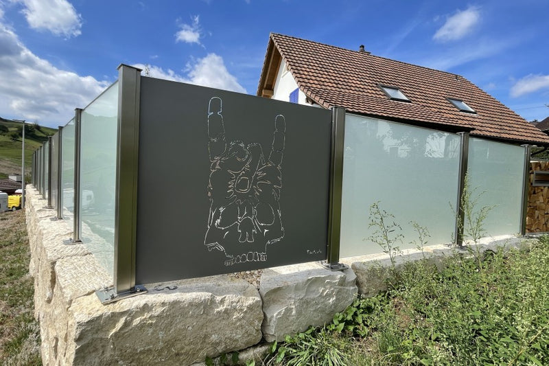 Sicht- und Windschutz aus VSG-Milchglas und Aluminiumblech mit gelasertem Sujet – Ittenthal AG