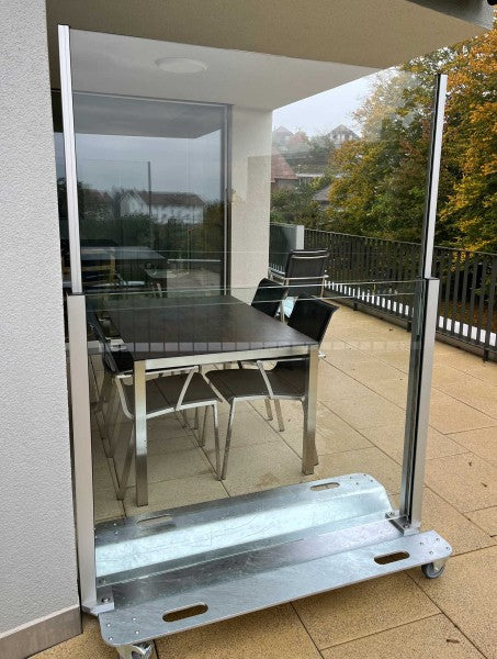 Terrasse mit SlideGlass® Windschutzgeländer in Windschutz-Stellung, geschützter Sitzplatz