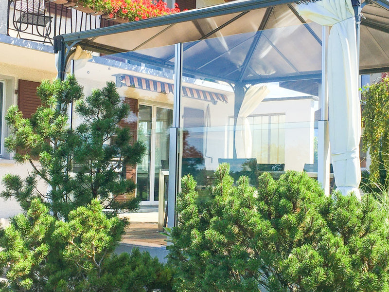 Sitzplatz mit SlideGlass® Windschutz und Sonnenschirm