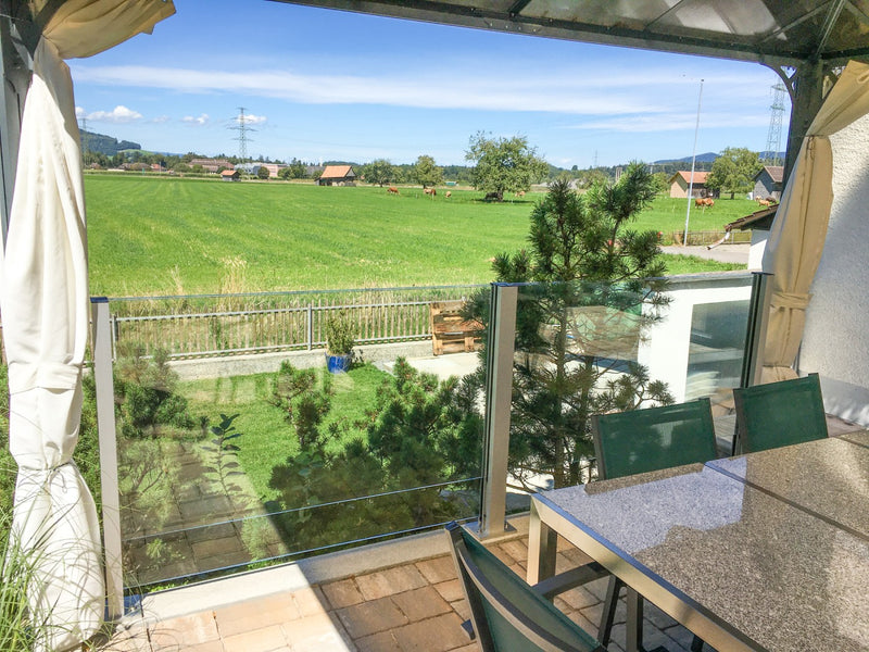SlideGlass® Windschutz mit Klarglas, freie Sicht über die Wiese