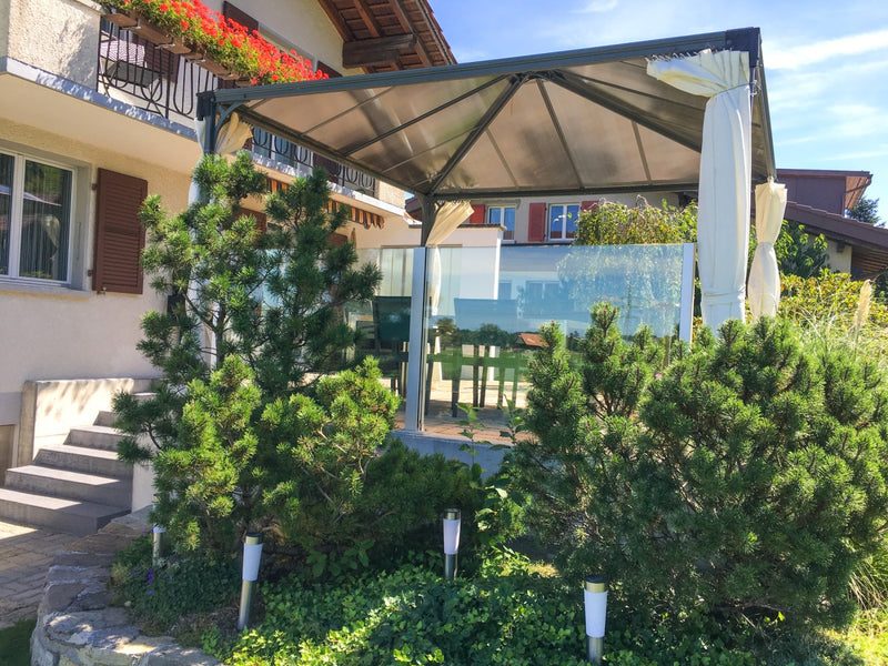 Gartensitzplatz mit SlideGlass® Windschutzgeländer