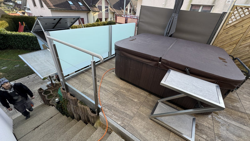 SlideGlass® mit Milchglas als Sicht- und Windschutz am Whirlpool