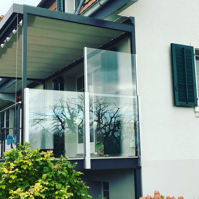 SlideGlass® Balkongeländer mit Klarglas, ein Element hochgestellt