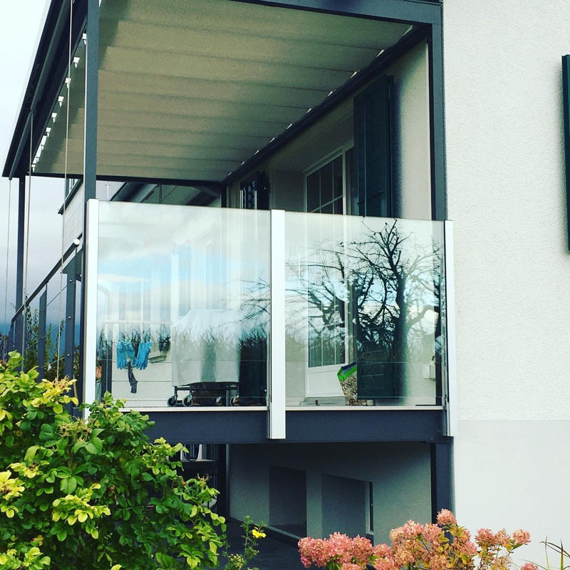 SlideGlass® Balkongeländer mit Klarglas in Windschutz-Stellung
