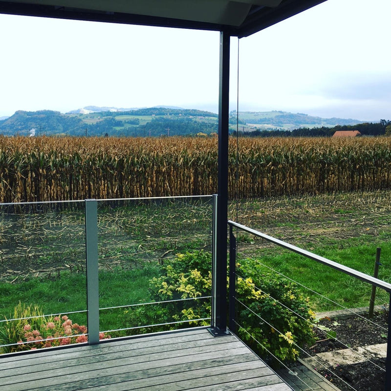 SlideGlass® mit Klarglas, Blick über die Felder bis zu den Bergen