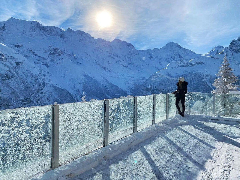SlideGlass® auf einer Bergterrasse im Winter mit Alpenpanorama
